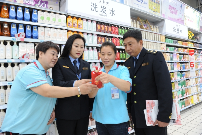 圖為該局工作人員在檢查洗發(fā)用化妝品。（孫淵 吳進斌 攝）