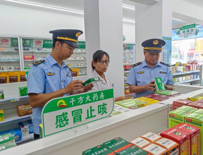 圖為該局執(zhí)法人員在一家藥店檢查感冒藥質量。（鄢國卿 攝）