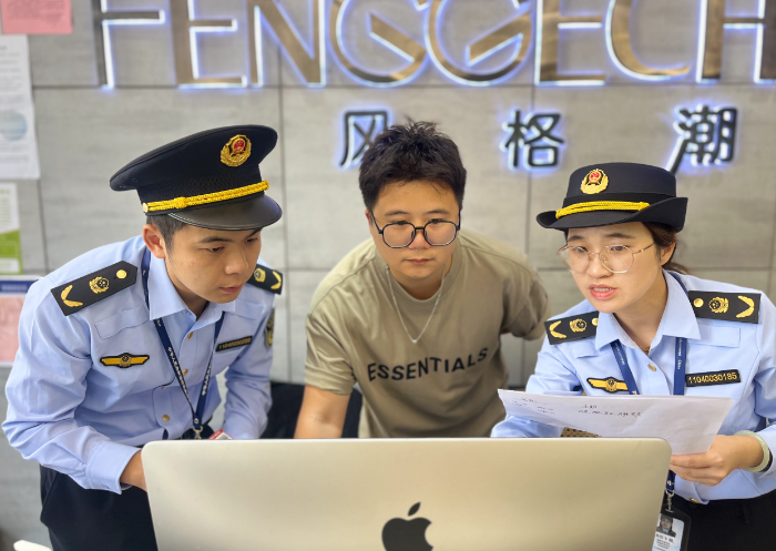 圖為該局執(zhí)法人員在一家美發(fā)店內(nèi)開展檢查。（孫俊輝 孫建新攝）