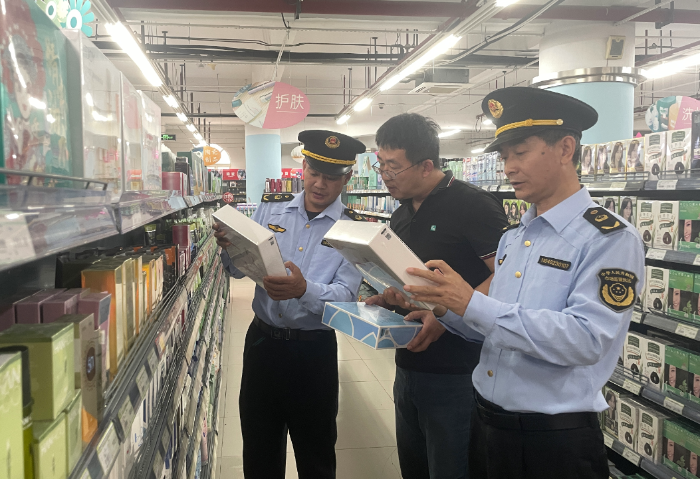 圖為該局執(zhí)法人員現(xiàn)場檢查化妝品放心消費(fèi)創(chuàng)建單位。（吳曉霞 通訊員孫建新 攝）