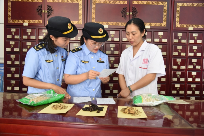 圖為該局執(zhí)法人員在一家中藥店檢查中藥飲片質(zhì)量。