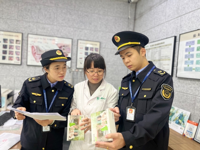 圖為該局執(zhí)法人員在一家助聽器專賣店內(nèi)檢查。（孫俊輝 孫建新攝）
