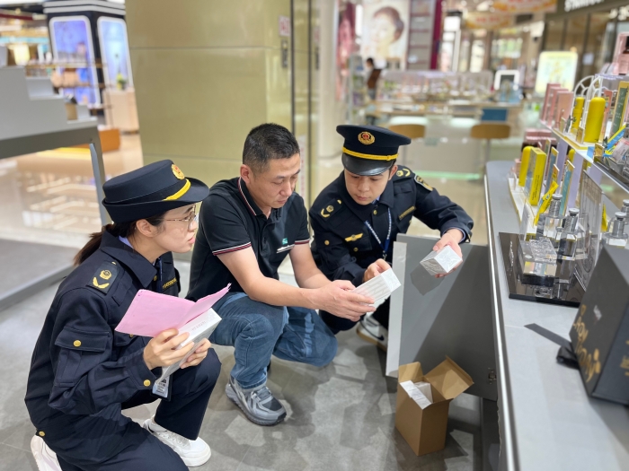 湖州南潯開(kāi)展化妝品質(zhì)量安全專(zhuān)項(xiàng)檢查1