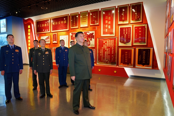 11月4日，中共中央總書(shū)記、國(guó)家主席、中央軍委主席習(xí)近平到空降兵軍視察。這是習(xí)近平參觀空降兵軍軍史館。新華社記者 李剛 攝
