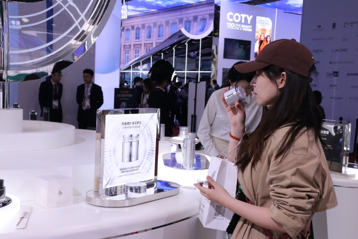 觀眾試用愛茉莉太平洋集團旗下護膚品牌AP嬡彬的明星產(chǎn)品M.D.系列“雙重修護緊致面霜”。 李易真 攝