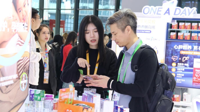 拜耳展臺的工作人員正在和觀眾交流。  落楠 攝。