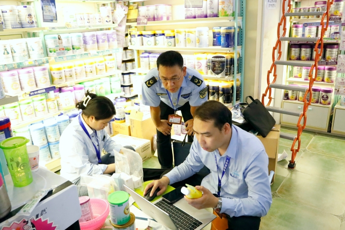 南寧市市場監(jiān)管局到興寧區(qū)某母嬰用品店開展兒童化妝品監(jiān)督抽檢。（何正君 攝）