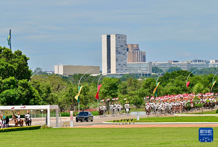 當(dāng)?shù)貢r間11月20日上午，國家主席習(xí)近平在巴西利亞總統(tǒng)官邸黎明宮同巴西總統(tǒng)盧拉舉行會談。會談前，盧拉總統(tǒng)和夫人羅桑熱拉熱情迎接習(xí)近平，并為習(xí)近平舉行隆重盛大歡迎儀式。新華社記者 翟健嵐 攝