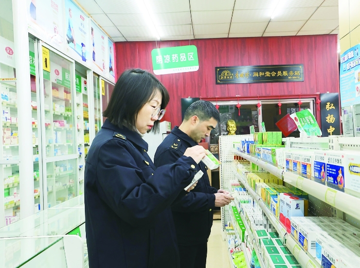 圖①為2024年1月23日，在“年關(guān)守護(hù)（2024）”專項行動中，衡陽市市場監(jiān)管局工作人員在零售藥店開展檢查。