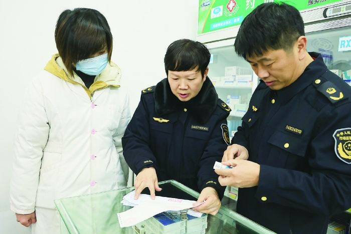 圖②為2024年1月30日，在藥品檢查專項行動中，衡陽市市場監(jiān)管局工作人員正在零售藥店查看臺賬資料。