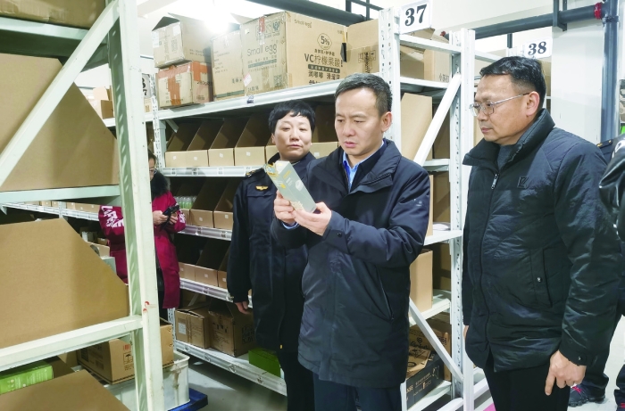 圖為2024年2月2日，為加強化妝品監(jiān)管，湘潭市市場監(jiān)管局黨組書記、局長趙波（中）在湖南開美美妝有限公司督查化妝品安全工作。