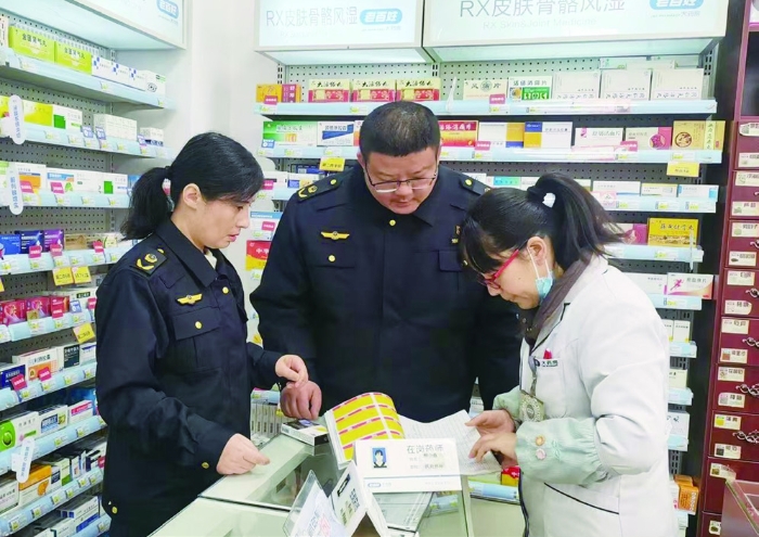 左圖為2023年11月6日，為切實保障公眾用藥安全，湘潭市市場監(jiān)管局執(zhí)法人員在湘鄉(xiāng)市老百姓大藥房進行日常巡查。