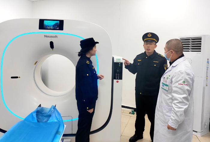 圖為執(zhí)法人員在一醫(yī)療器械使用單位檢查X光檢測儀使用情況。