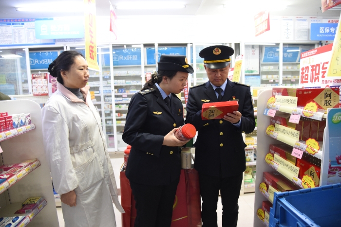 圖為11月29日，開封市市場監(jiān)管局城鄉(xiāng)一體化示范區(qū)分局金耀市場監(jiān)管所執(zhí)法人員在一家藥店檢查滋補(bǔ)類藥品的包裝、標(biāo)簽。