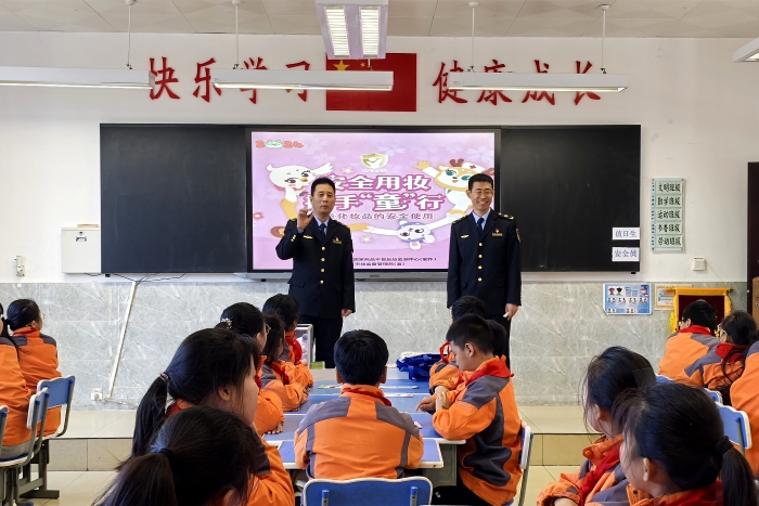 圖為灞橋區(qū)市場監(jiān)管局工作人員向師生介紹化妝品相關(guān)知識。