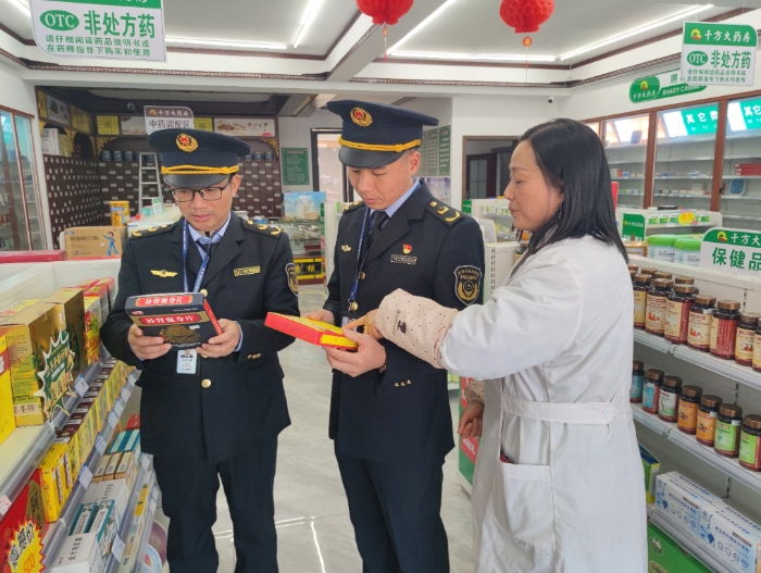圖為該局執(zhí)法人員在一家藥品零售企業(yè)檢查補(bǔ)血、補(bǔ)氣藥品。（通訊員鄢國卿 攝）