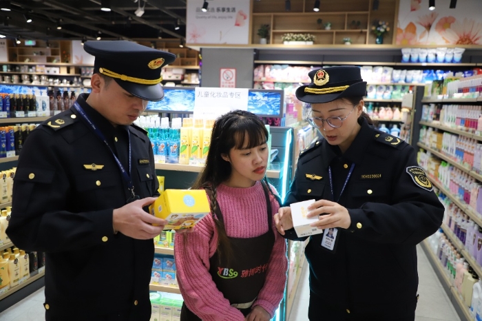 圖為該局執(zhí)法人員在一家商超指導(dǎo)檢查兒童化妝品的標簽標識信息。（蔣嬋玨 孫建新 攝）
