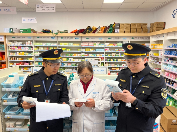 圖為該局執(zhí)法人員在一家藥店檢查冬季常用醫(yī)療器械。（黃元斌 孫建新 攝）