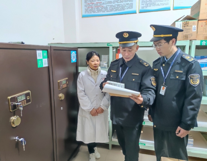 圖為12月20日，該局執(zhí)法人員在一家醫(yī)療機(jī)構(gòu)檢查精神藥品購(gòu)銷(xiāo)情況。（通訊員鄢國(guó)卿 攝）