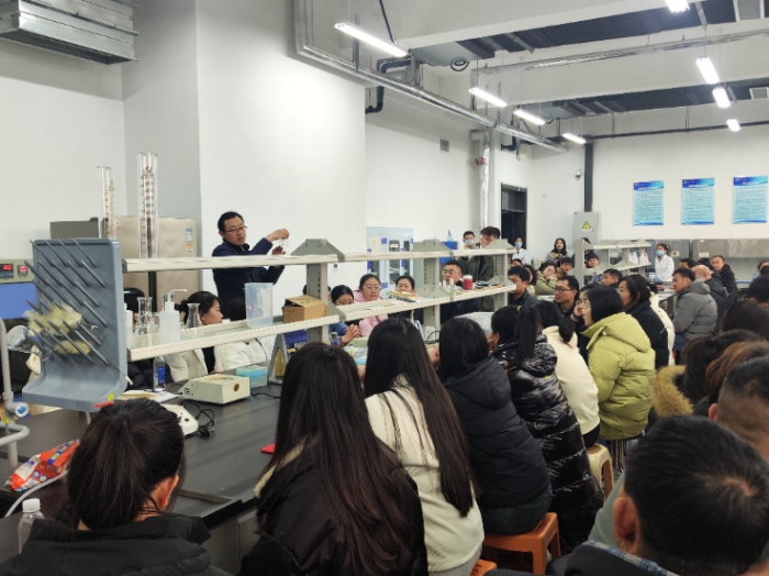 圖為臨沂大學(xué)教授向參訓(xùn)學(xué)員現(xiàn)場(chǎng)講授化妝品檢驗(yàn)操作技能。（楊永波 攝）