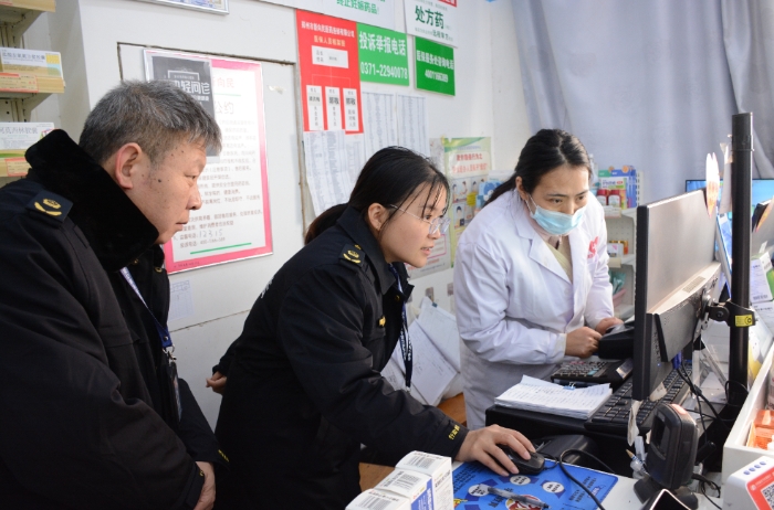圖為該局執(zhí)法人員在一家藥店檢查藥品追溯掃碼使用情況。（通訊員韓吳琦 攝）