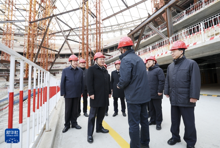 1月2日，中共中央政治局常委、國(guó)務(wù)院總理李強(qiáng)在山東濟(jì)南調(diào)研。這是李強(qiáng)在黃河體育中心察看施工進(jìn)展。新華社記者 丁海濤 攝