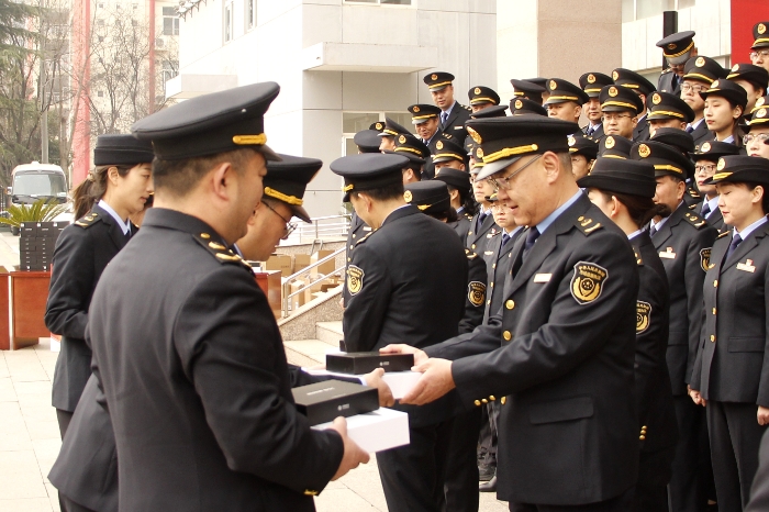 圖為儀式現(xiàn)場，陜西省藥監(jiān)局領(lǐng)導(dǎo)向執(zhí)法人員代表發(fā)放了執(zhí)法裝備（賀一辰攝）