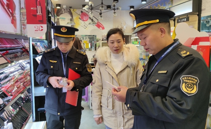 圖為2月24日，該局執(zhí)法人員在一家美容機構檢查化妝品標簽標識情況。（通訊員 鄢國卿 攝）