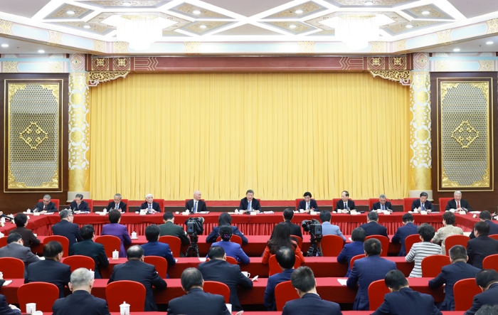 3月6日下午，中共中央總書記、國家主席、中央軍委主席習近平看望參加全國政協(xié)十四屆三次會議的民盟、民進、教育界委員，并參加聯(lián)組會，聽取意見和建議。中共中央政治局常委、全國政協(xié)主席王滬寧，中共中央政治局常委、中央辦公廳主任蔡奇參加看望和討論。 新華社記者 王曄 攝