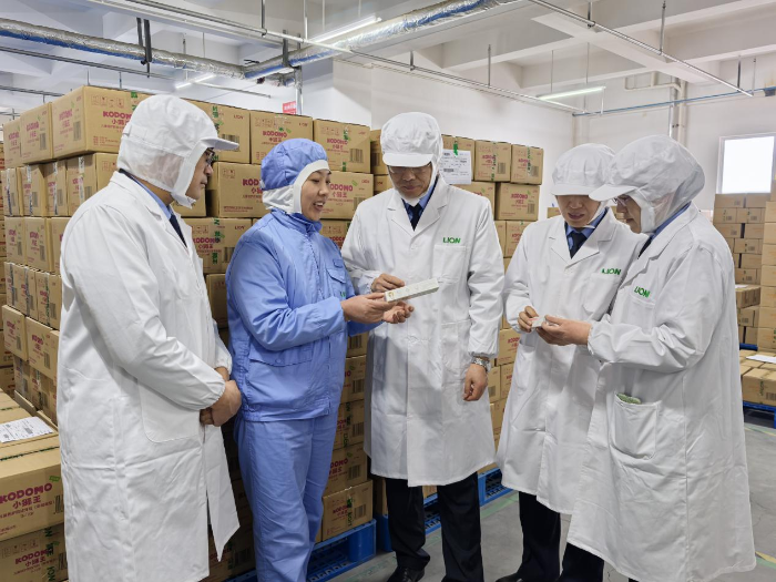 圖為檢查人員在庫房查看產(chǎn)品出入庫情況。（姜彥君 攝）