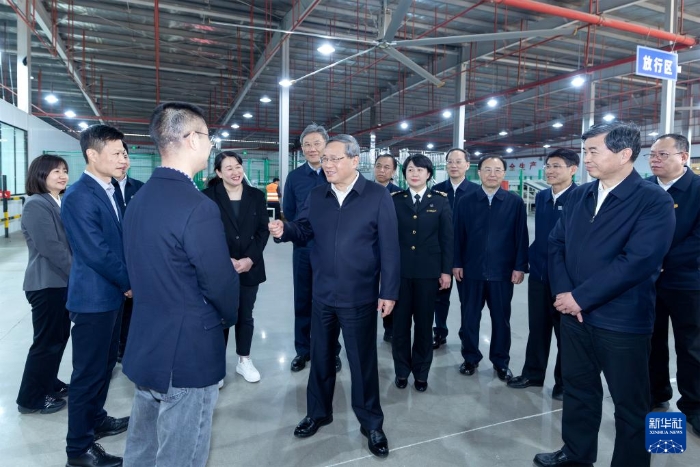 3月18日至20日，中共中央政治局常委、國(guó)務(wù)院總理李強(qiáng)在福建調(diào)研。這是3月18日，李強(qiáng)來(lái)到泉州晉江國(guó)際陸地港，了解其以“雙口岸+雙平臺(tái)”服務(wù)外貿(mào)企業(yè)等情況。新華社記者 劉彬 攝