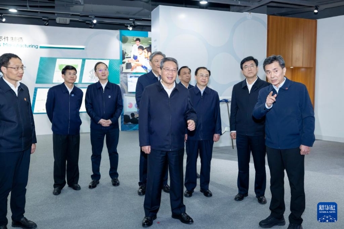 3月18日至20日，中共中央政治局常委、國(guó)務(wù)院總理李強(qiáng)在福建調(diào)研。這是3月19日，李強(qiáng)在廈門(mén)太古飛機(jī)工程有限公司，了解中國(guó)（福建）自由貿(mào)易試驗(yàn)區(qū)廈門(mén)片區(qū)有關(guān)情況。新華社記者 劉彬 攝