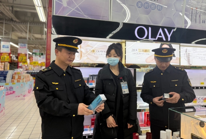圖為該分局執(zhí)法人員在一家化妝品專賣場進行檢查。（吳萍 孫建新 攝）