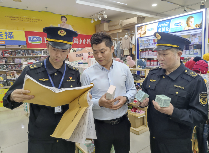 圖為該局執(zhí)法人員在一家母嬰用品專賣店檢查兒童化妝品質(zhì)量情況。（通訊員?鄢國卿 攝）