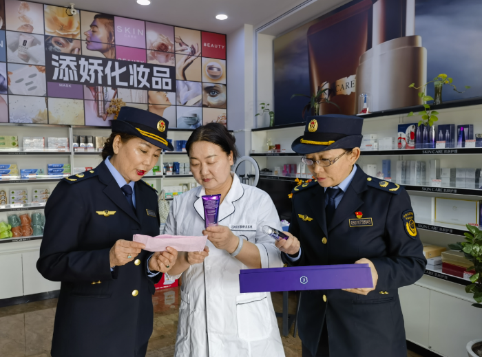 圖為4月3日，執(zhí)法人員在一家化妝品店檢查索票索證及臺賬記錄。（蘇日嘎拉圖 攝）