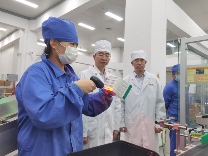 圖為4月17日，北京市藥品審評(píng)檢查中心到華潤雙鶴工業(yè)園事業(yè)部固體制劑生產(chǎn)現(xiàn)場，了解補(bǔ)充申請(qǐng)落實(shí)情況。