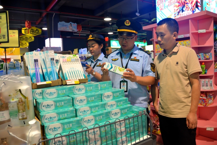 圖為6月16日，該局執(zhí)法人員在一家超市對牙膏的保質(zhì)期、是否明示或者暗示其具有醫(yī)療作用進(jìn)行檢查。（通訊員 文光輝攝）