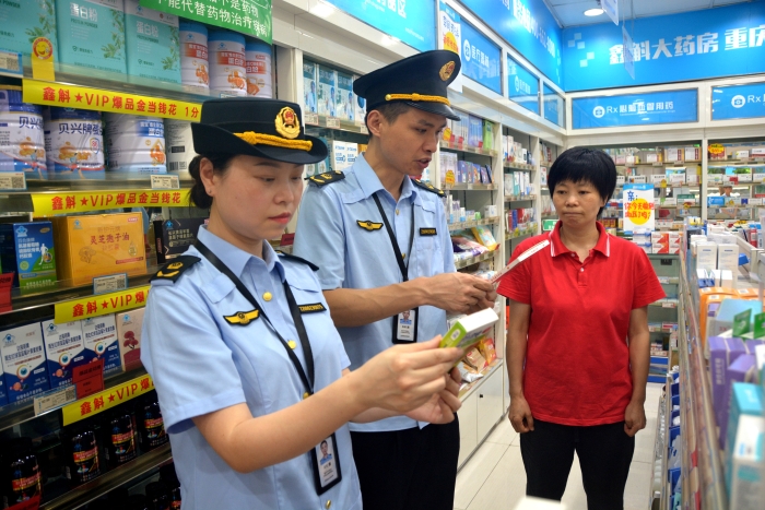 圖為6月18日，該局執(zhí)法人員在一家藥店對(duì)是否銷(xiāo)售回流藥進(jìn)行核查。（通訊員 文光輝攝）