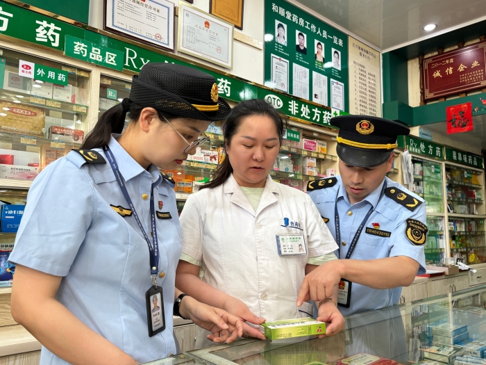 圖為該局執(zhí)法人員在一家藥店檢查。（郭亞麗 孫建新 攝）