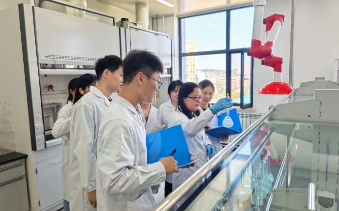 圖為吉林市食品藥品檢驗所邀請高校學子沉浸式探訪實驗室