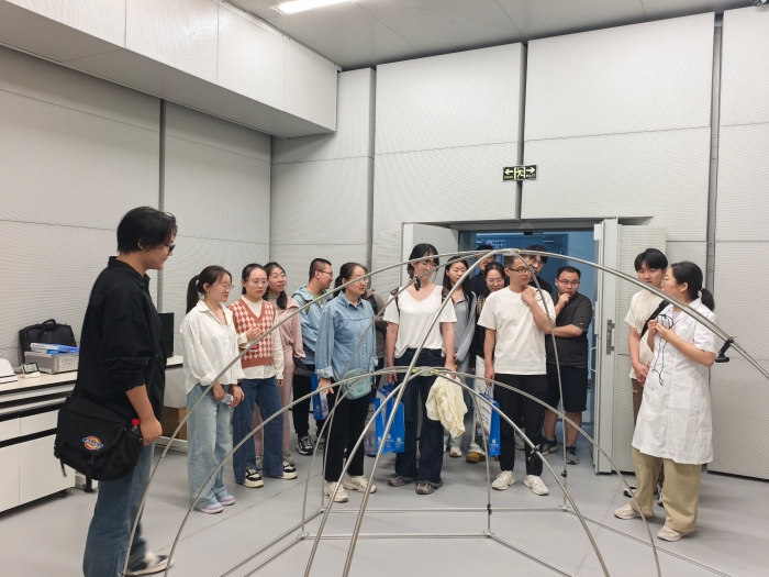 圖為醫(yī)療器械生產(chǎn)經(jīng)營(yíng)企業(yè)、蘭州大學(xué)師生代表現(xiàn)場(chǎng)參觀了解醫(yī)療器械檢驗(yàn)檢測(cè)儀器設(shè)備和工作流程。     馮媛攝