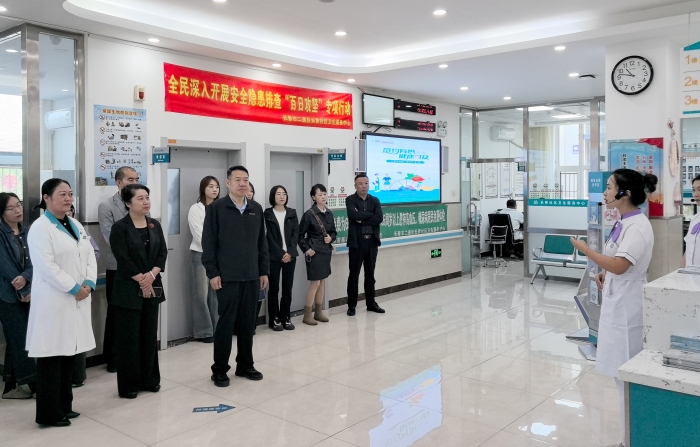 圖為學(xué)員赴長(zhǎng)春市二道區(qū)長(zhǎng)青社區(qū)衛(wèi)生服務(wù)中心觀摩醫(yī)療機(jī)構(gòu)藥房規(guī)格化建設(shè)情況。