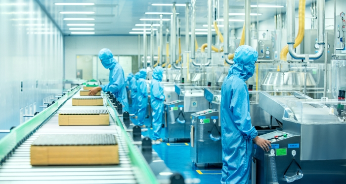 數(shù)字賦能高質(zhì)量生產(chǎn)，圖為揚(yáng)子江藥業(yè)集團(tuán)生產(chǎn)車間。