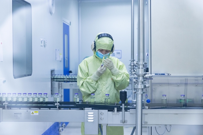 揚(yáng)子江藥業(yè)集團(tuán)把質(zhì)量要求落實(shí)到藥品生產(chǎn)管理的各個(gè)環(huán)節(jié)，圖為生產(chǎn)車間員工檢查產(chǎn)品包裝情況。