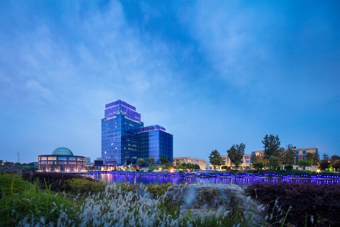 揚(yáng)子江藥業(yè)集團(tuán)堅(jiān)持守正創(chuàng)新，高質(zhì)量推進(jìn)新藥研發(fā)，圖為集團(tuán)藥物研究院大樓。