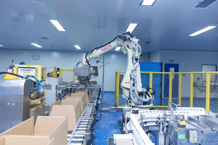 自動(dòng)化推動(dòng)中國“智”藥，圖為揚(yáng)子江藥業(yè)集團(tuán)自動(dòng)化生產(chǎn)線。