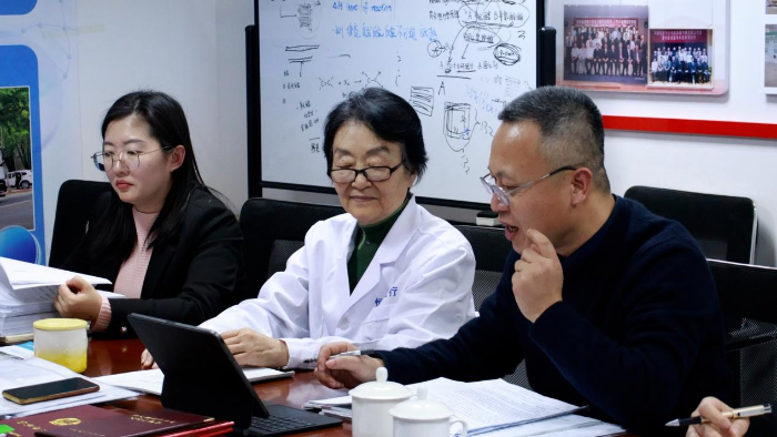 圖為山東省醫(yī)療器械審評查驗中心工作人員在企業(yè)開展現(xiàn)場輔導(dǎo)。