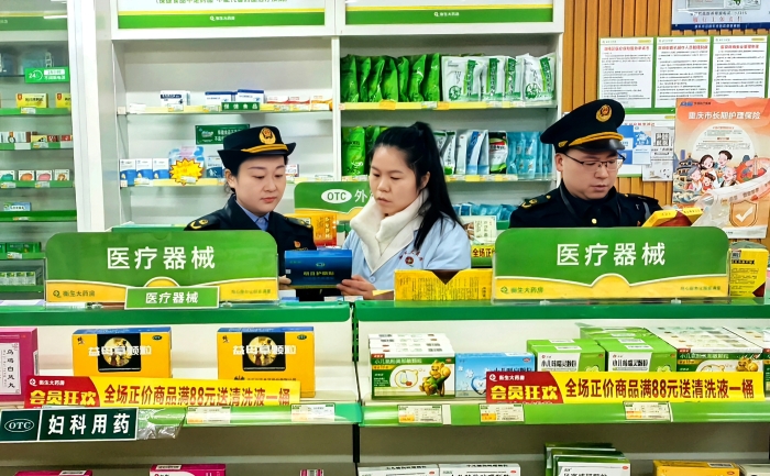 圖為1月29日，執(zhí)法人員在一家醫(yī)療器械銷售單位檢查醫(yī)療器械質(zhì)量。