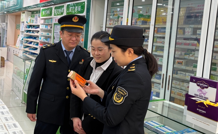 圖為2月4日，該局執(zhí)法人員在一家連鎖超市檢查藥品陳列情況。（王悅 攝）
