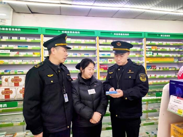 圖為2月4日，執(zhí)法人員在一家藥店通過標簽標識核查藥品質(zhì)量